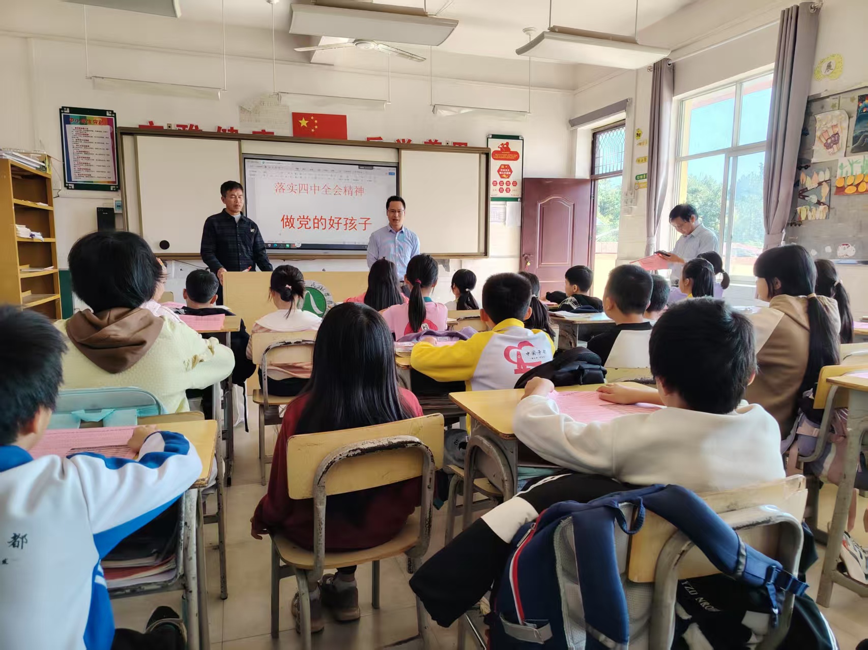 1763713683703715.jpg 村关工委副主任钟绍强为孩子们讲解三防知识.jpg