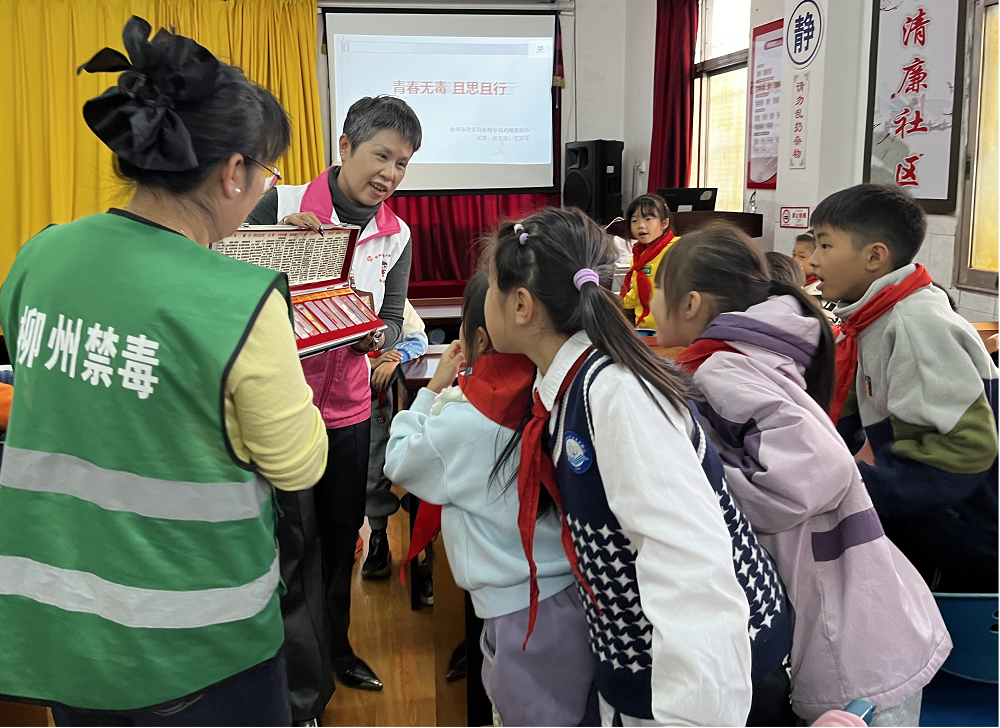 【播种禁毒种子  绘就无毒晴空】毒品仿真模型引发了孩子们的强烈兴趣1.png