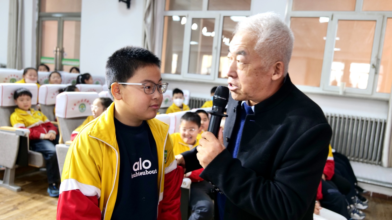 实验小学“法润童心 护航成长 ”“五老”进校园开展两法教育活动照片25_副本.jpg