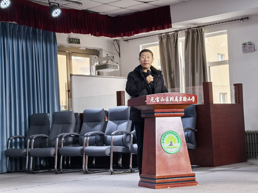 实验小学“法润童心 护航成长 ”“五老”进校园开展两法教育活动照片5_副本.jpg