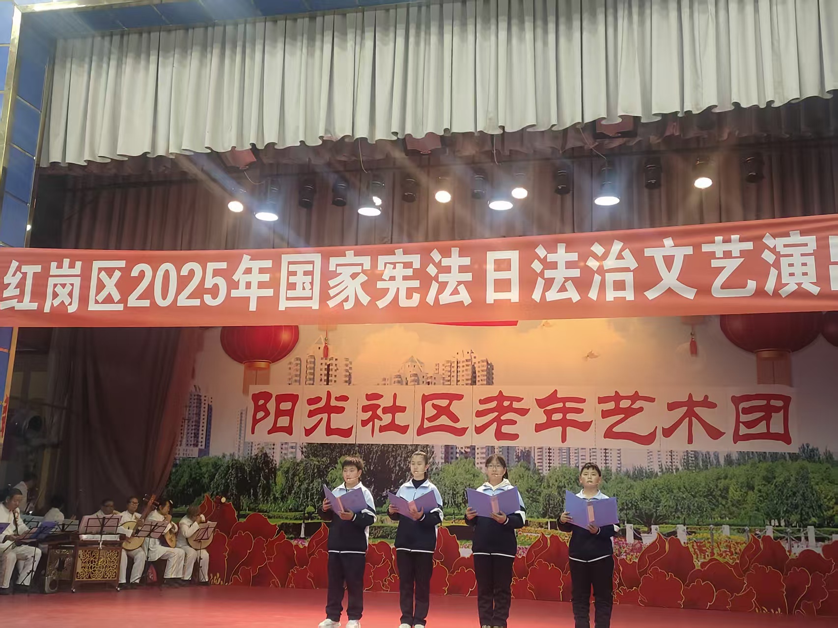 1764838010970413.jpg 八百垧中学学生的诗朗诵《根基——献给国家宪法日》.jpg