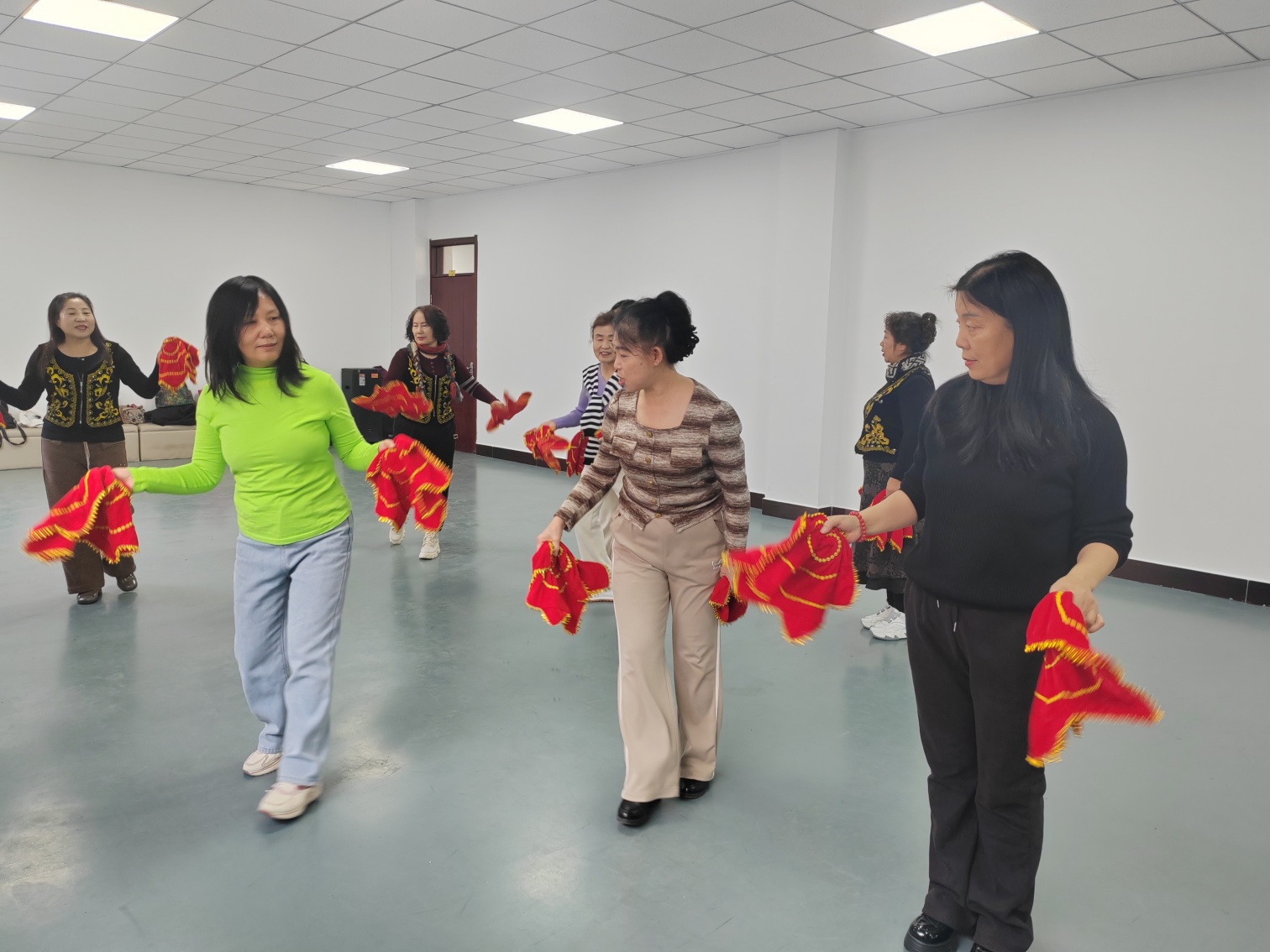 西城街道如意东社区“手绢翻飞健体魄 健康守护医小时”活动照片2_副本.jpg