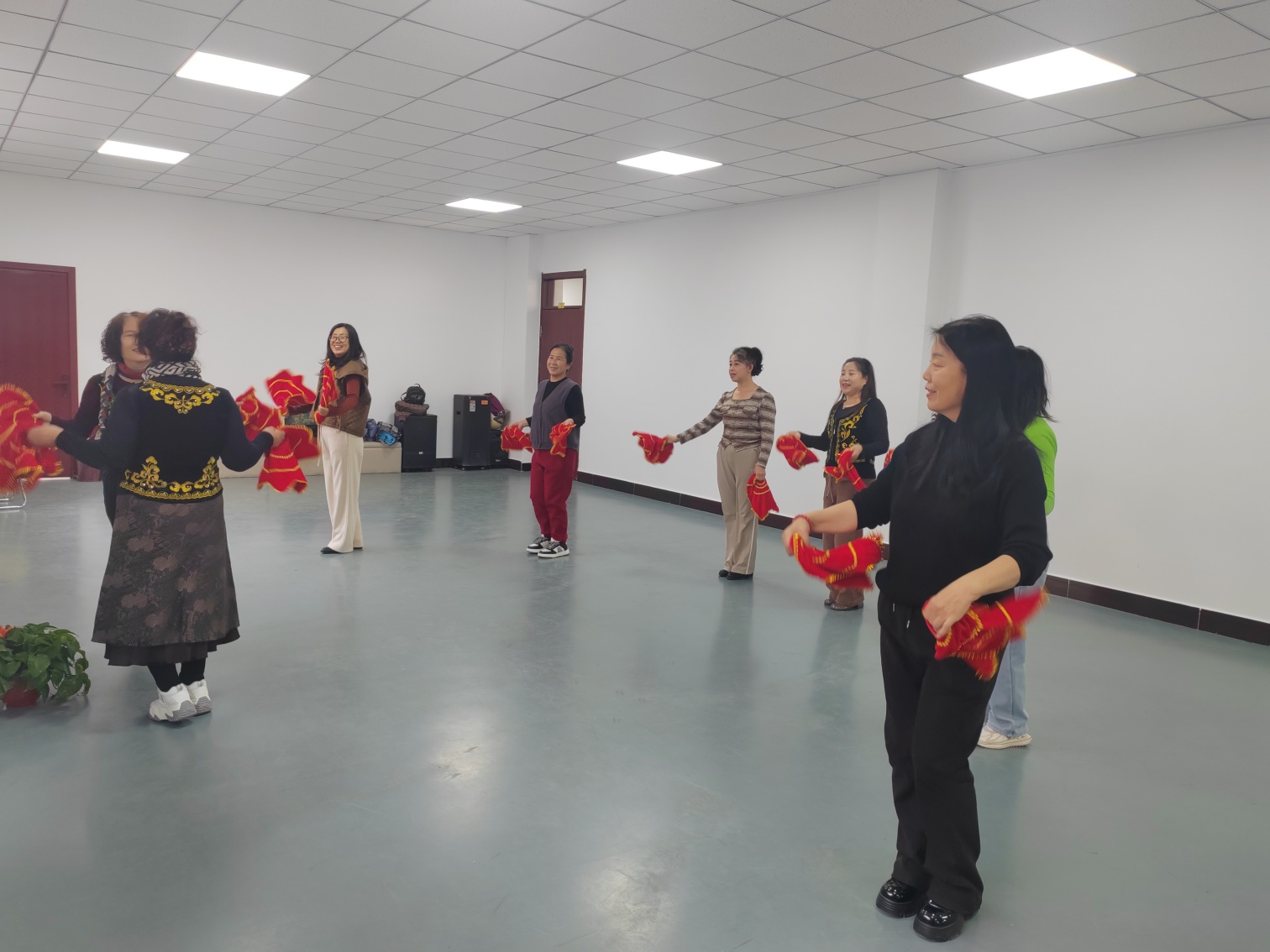 西城街道如意东社区“手绢翻飞健体魄 健康守护医小时”活动照片1_副本.jpg