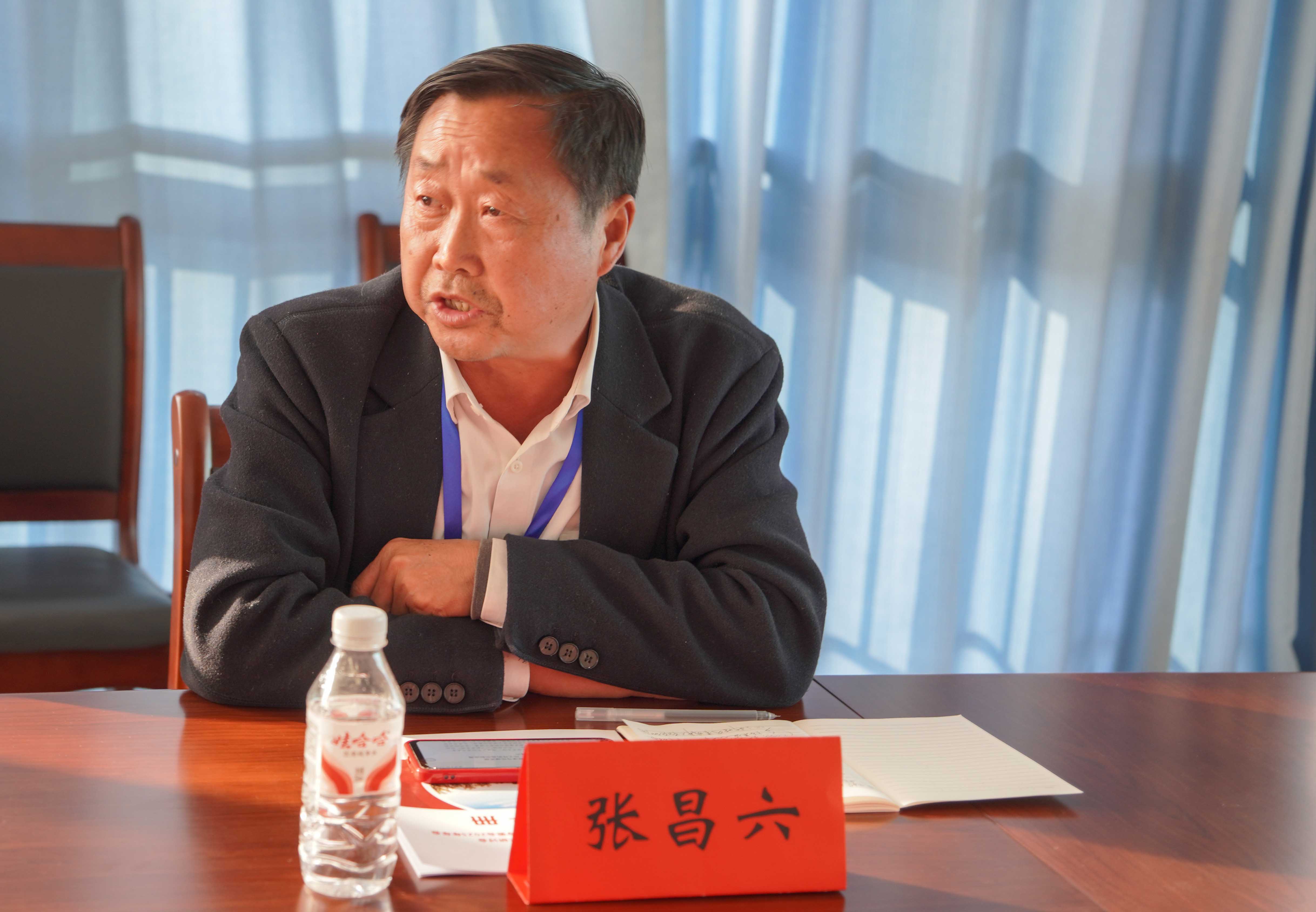 湖南省辰溪县关心下一代工作委员会副主任兼秘书长张昌六在分组会上阐释《张栻政治哲学与伦理思想在新时代关心下一代工作的启示和应用》论文。   王野瑶  摄DSC06396.jpg