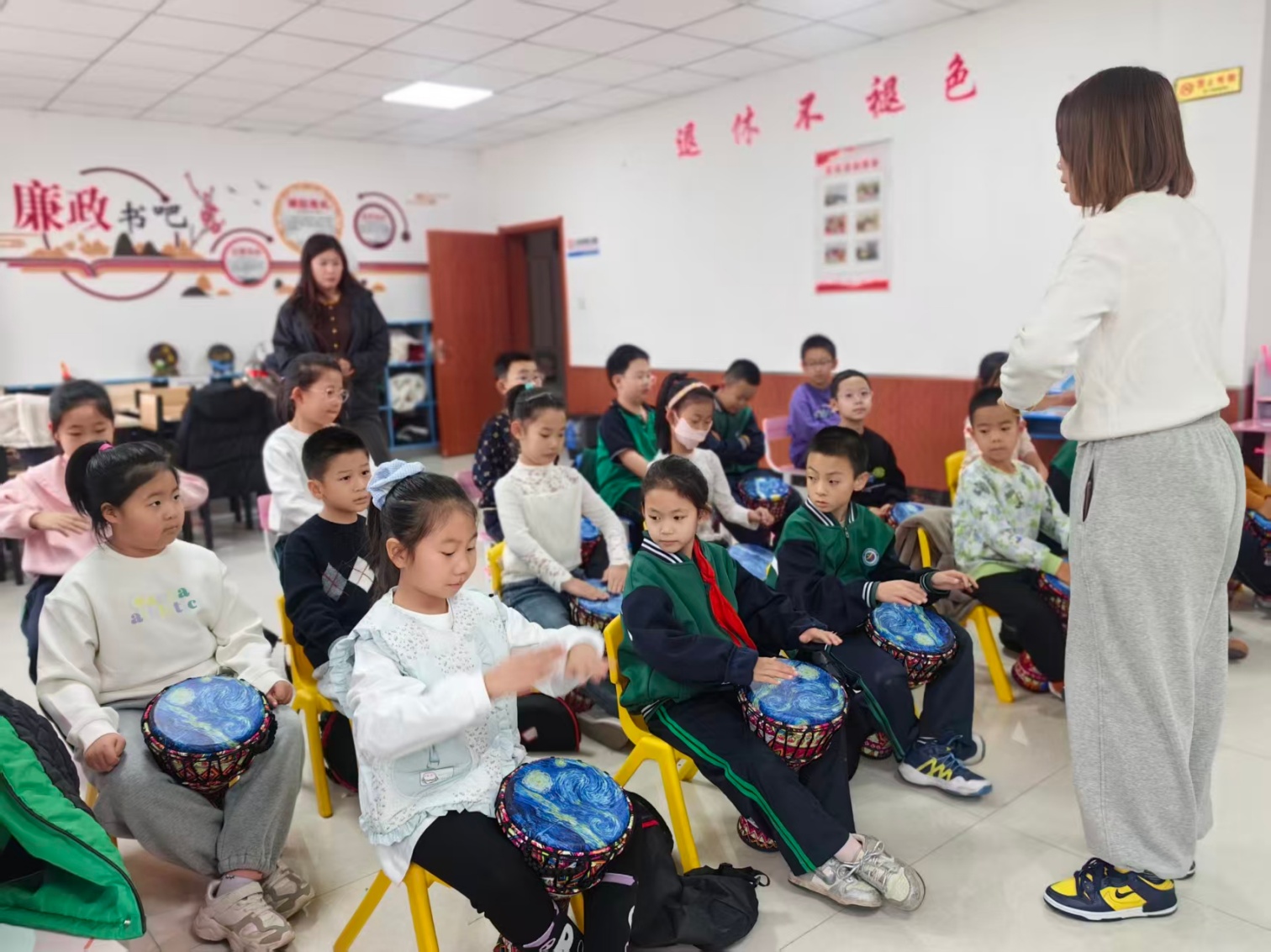 西城街道王府社区“小小鼓手展风采 ，暖心花束伴成长”活动照片2_副本.jpg