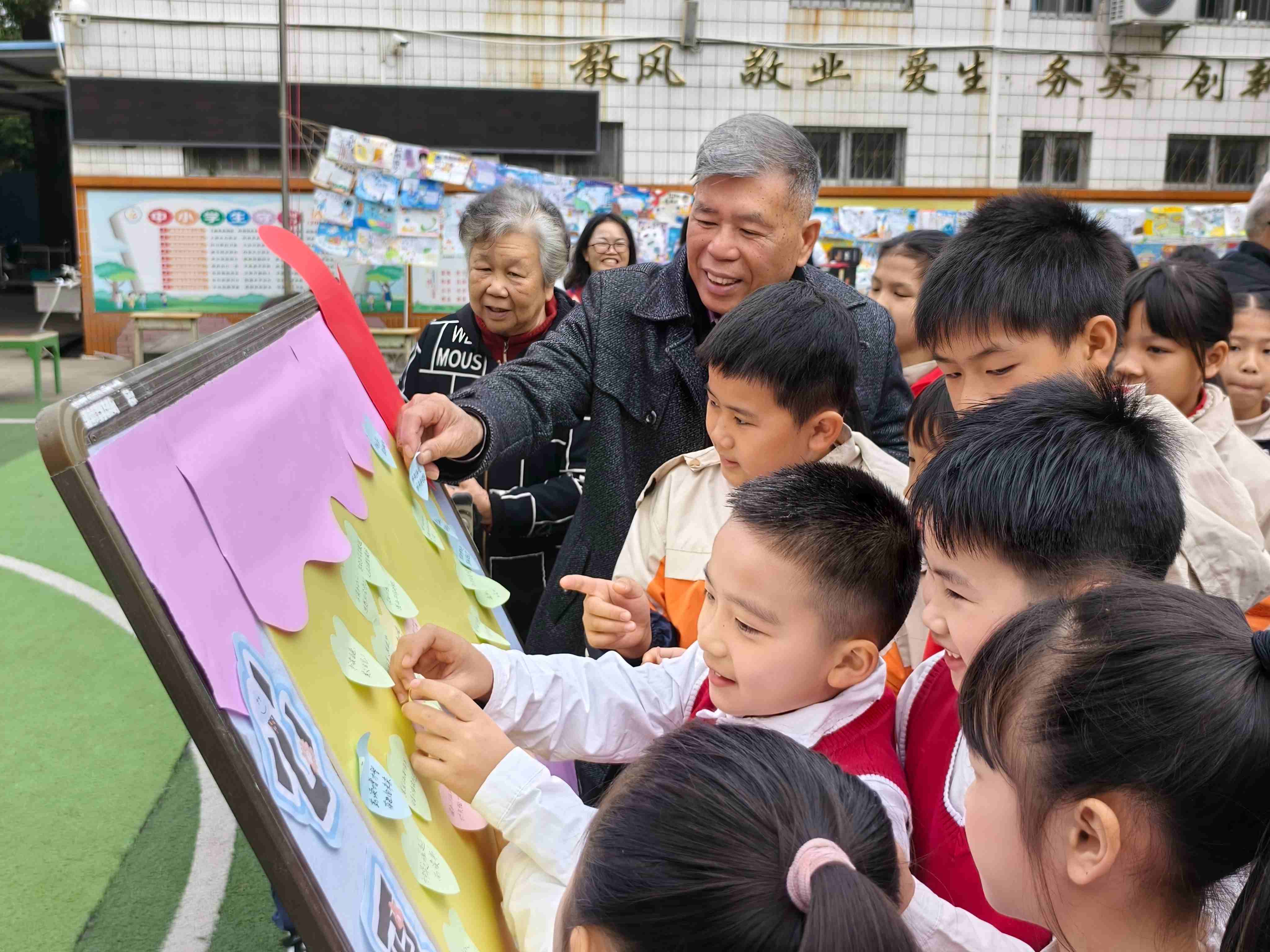 师生一起在“阅读心愿墙” 张贴阅读心愿（谭庆莲摄）(1).jpg