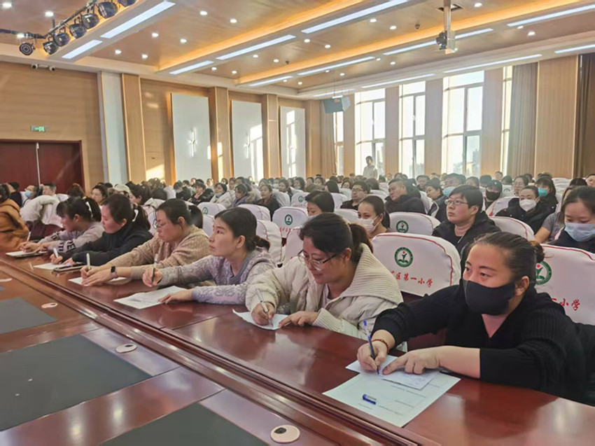 1766532719825961.jpg 平矿一小“懂青春期,做会接招的家长”六年级培训会照片3_副本.jpg