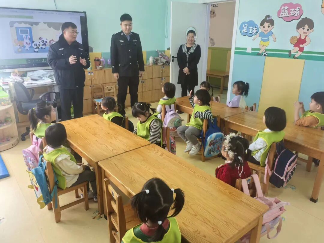 1766623386385789.jpg 红岗区杏树岗司法所关爱工作站走进辖区幼儿园开展逃生安全普法课.jpg