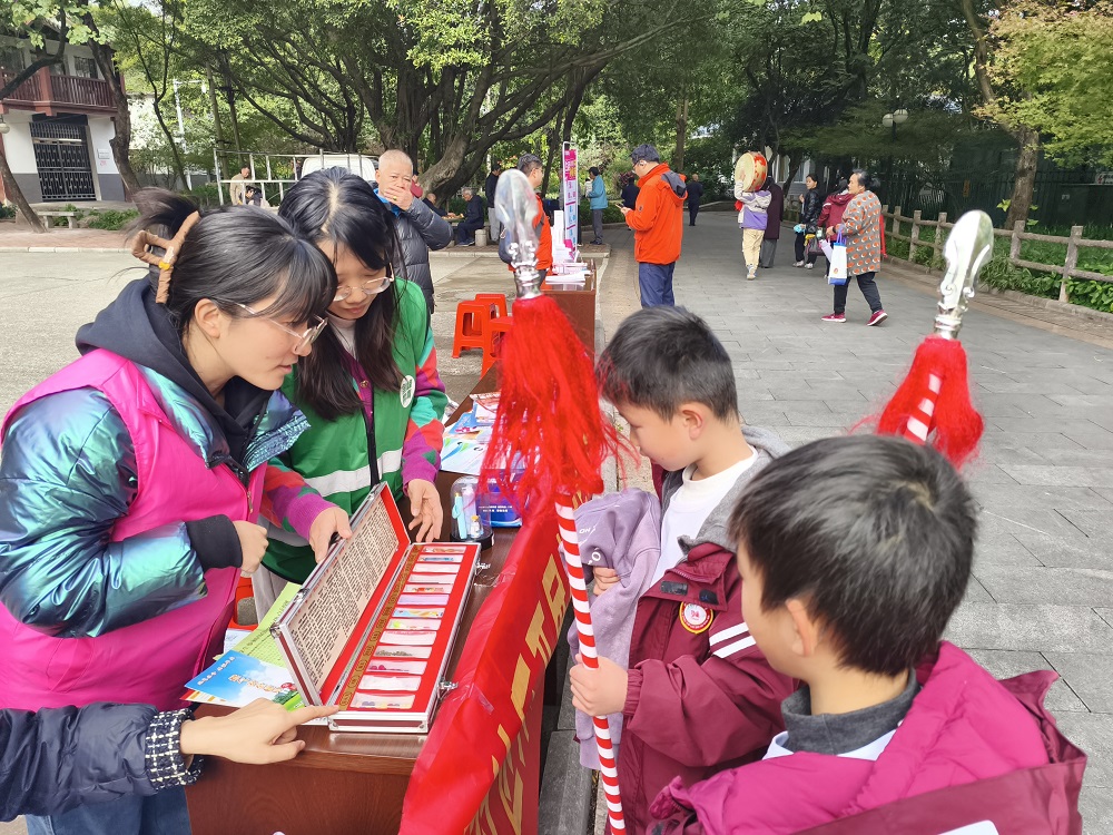 1766741015973467.jpg 社区志愿者向孩子们展示常见毒品类型、危害及识毒防毒技巧1.jpg