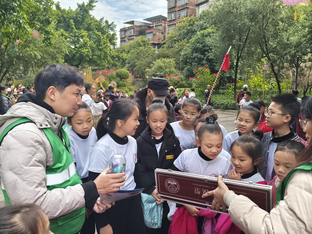 1766741023729744.jpg 考虑到未成年人的认知特点,志愿者们用通俗易懂的语言,结合真实案例讲解毒品对个人、家庭和社会的严重危害1.jpg