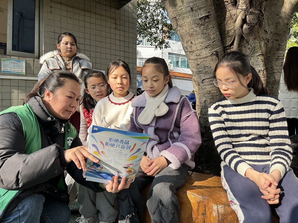 1767690250752434.jpg 1月6日,广西壮族自治区柳州市鱼峰区红锋社区关工领导小组:禁毒反邪进校园 守护青春助成长 (2)1.jpg