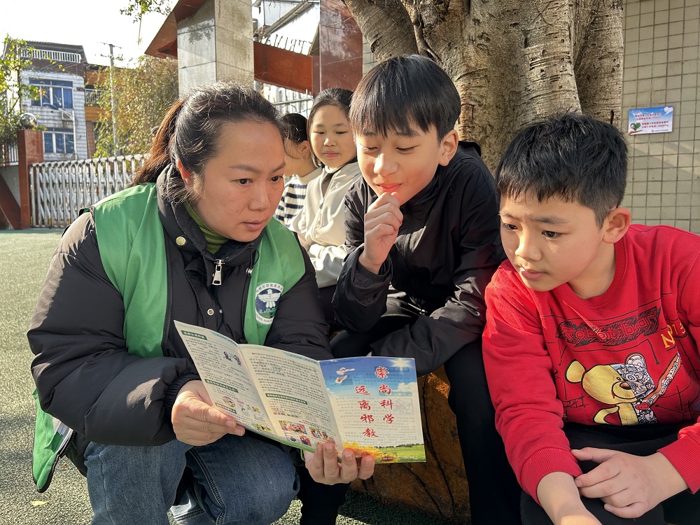 1767690259625691.jpg 1月6日,广西壮族自治区柳州市鱼峰区红锋社区关工领导小组:禁毒反邪进校园 守护青春助成长 (3)1.jpg