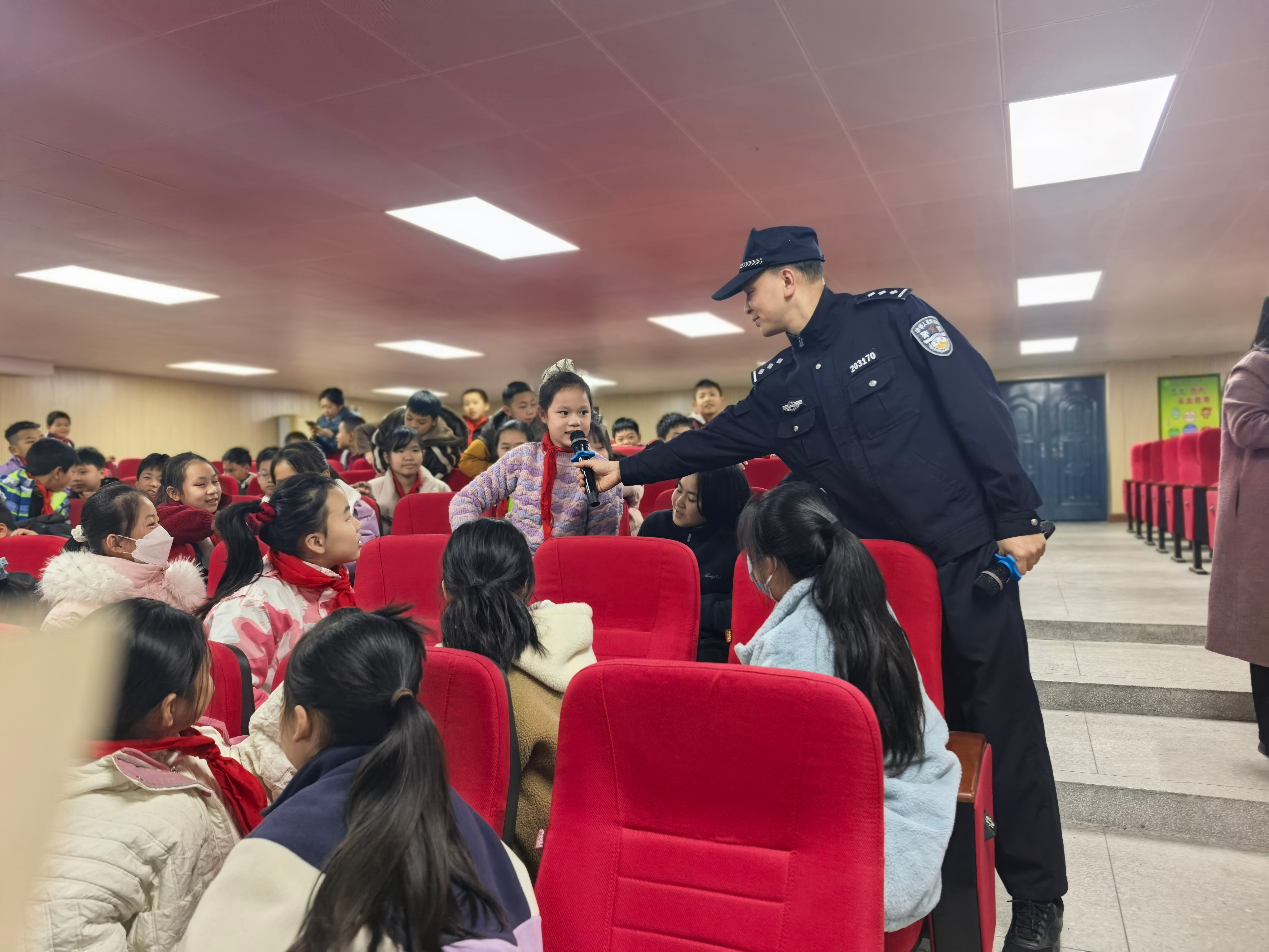 1768813712762713.jpg 民警通过互动问答的形式,向学生们提问毒品识别、电子烟危害等问题.JPG