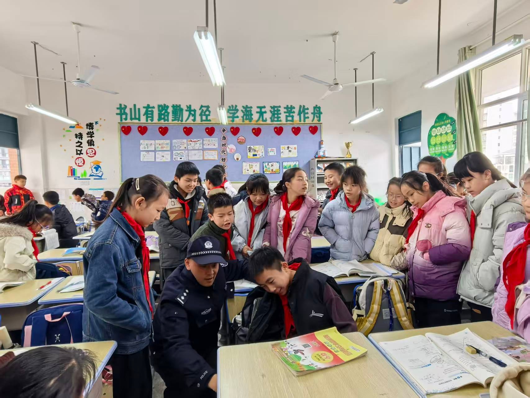 1768813720972090.jpg 民警在教室为学生开展电子烟检查场景.JPG