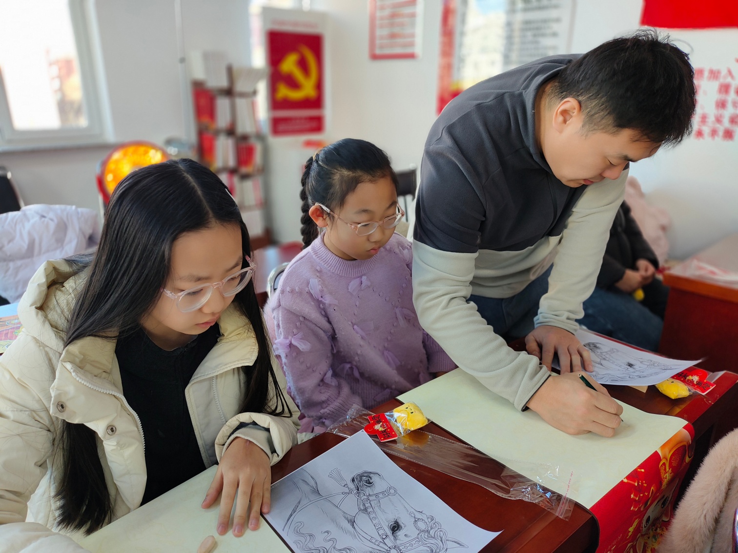 西城街道锦绣社区关工委开展“童心迎新年 巧手绘年历”主题活动照片2_副本.jpg