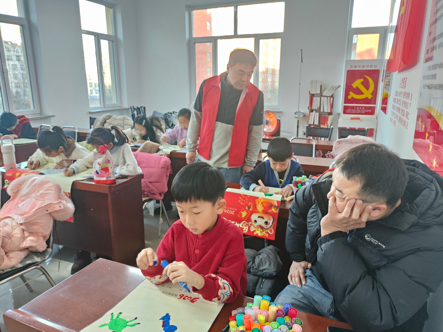 西城街道锦绣社区关工委开展“童心迎新年 巧手绘年历”主题活动照片3_副本.jpg