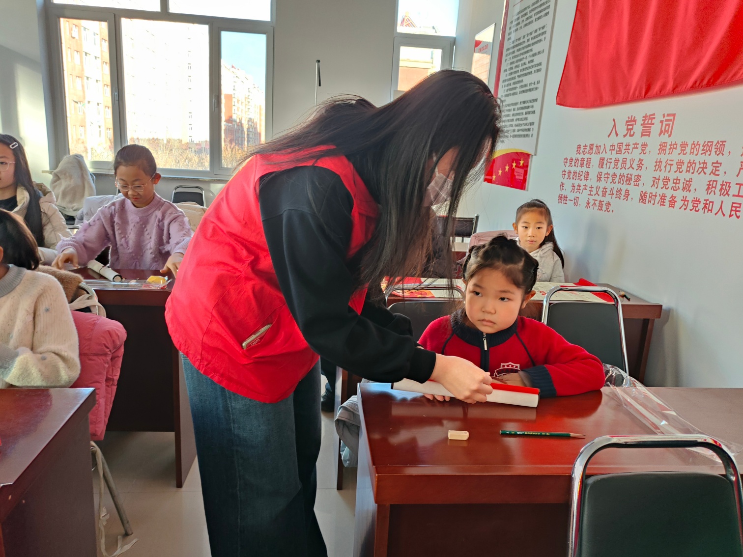 西城街道锦绣社区关工委开展“童心迎新年 巧手绘年历”主题活动照片6_副本.jpg