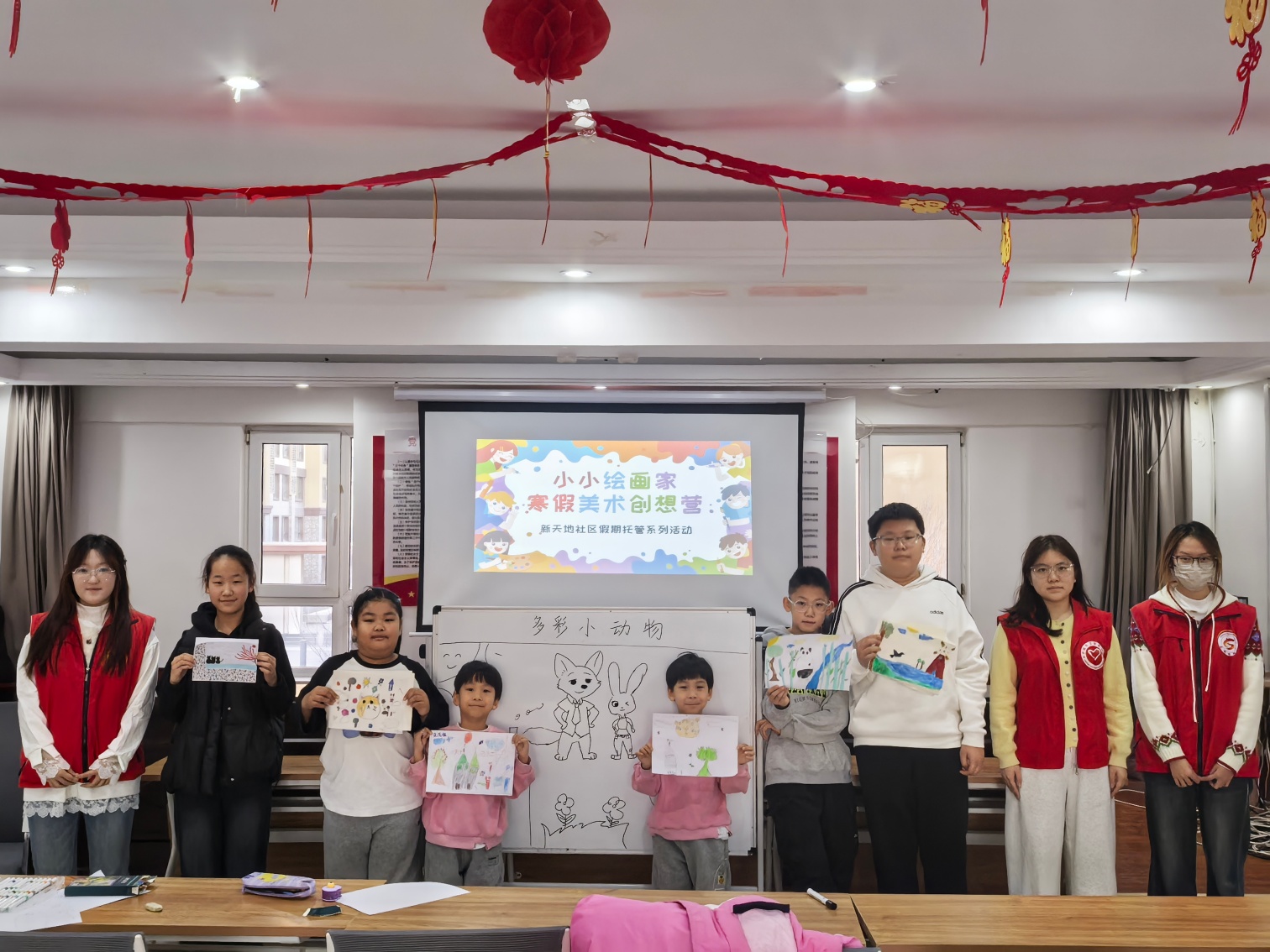 1769477727562890.jpg 西城街道新天地社区“小小绘画家 寒假美术创想营”活动照片1_副本.jpg