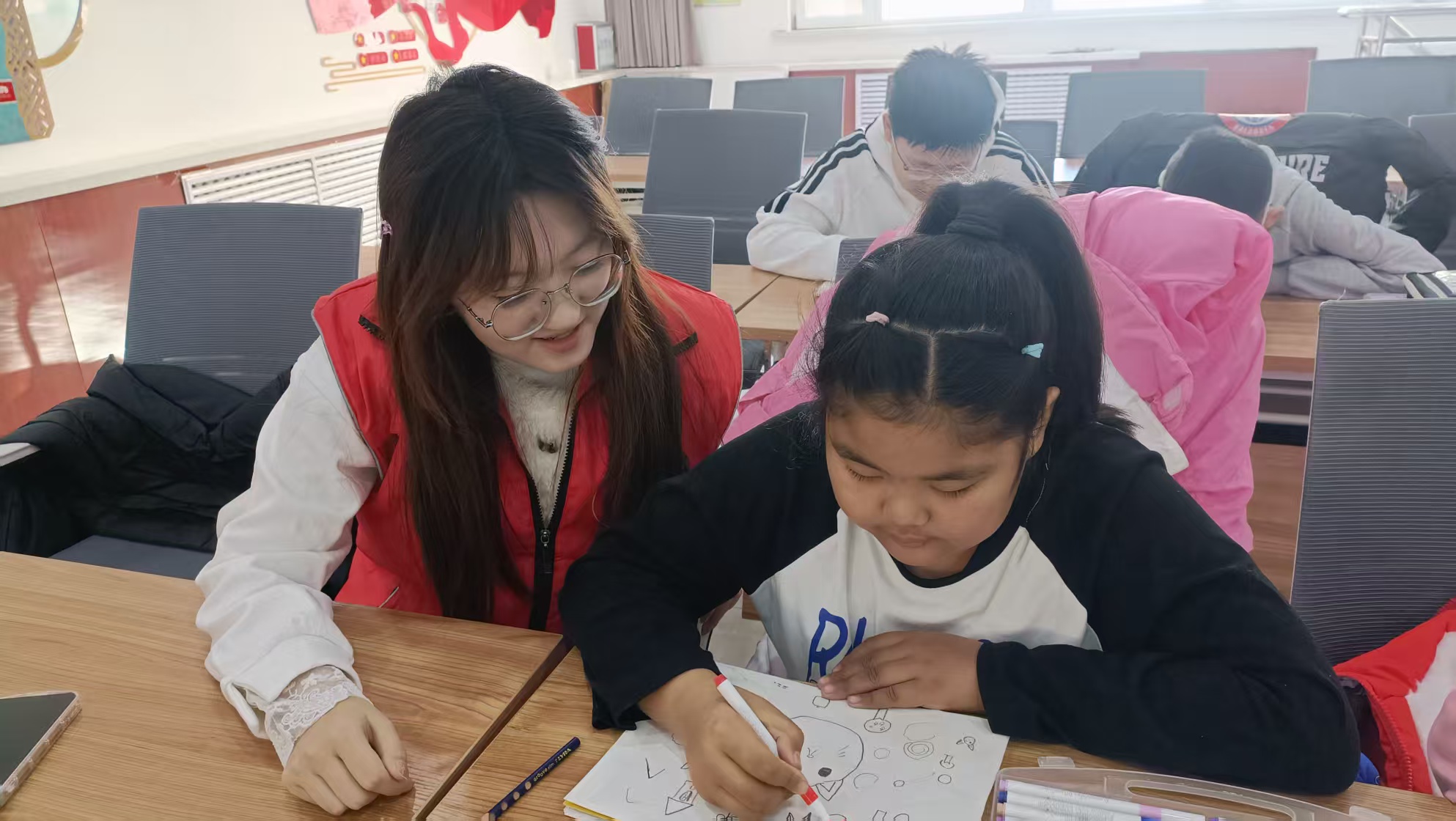 1769477901309645.jpg 西城街道新天地社区“小小绘画家 寒假美术创想营”活动照片5.jpg