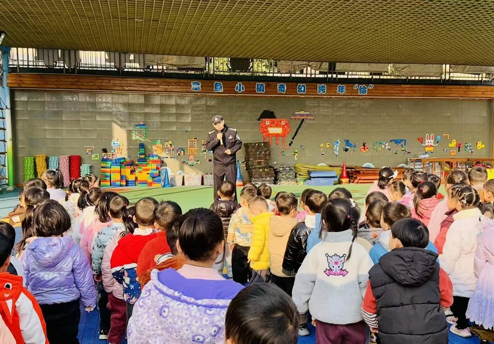 1769485166737256.jpg 1月23日,广西壮族自治区柳州市鱼峰区天湖社区关工开展“寒假安全护童心 民警相伴平安行”安全教育活动11.jpg