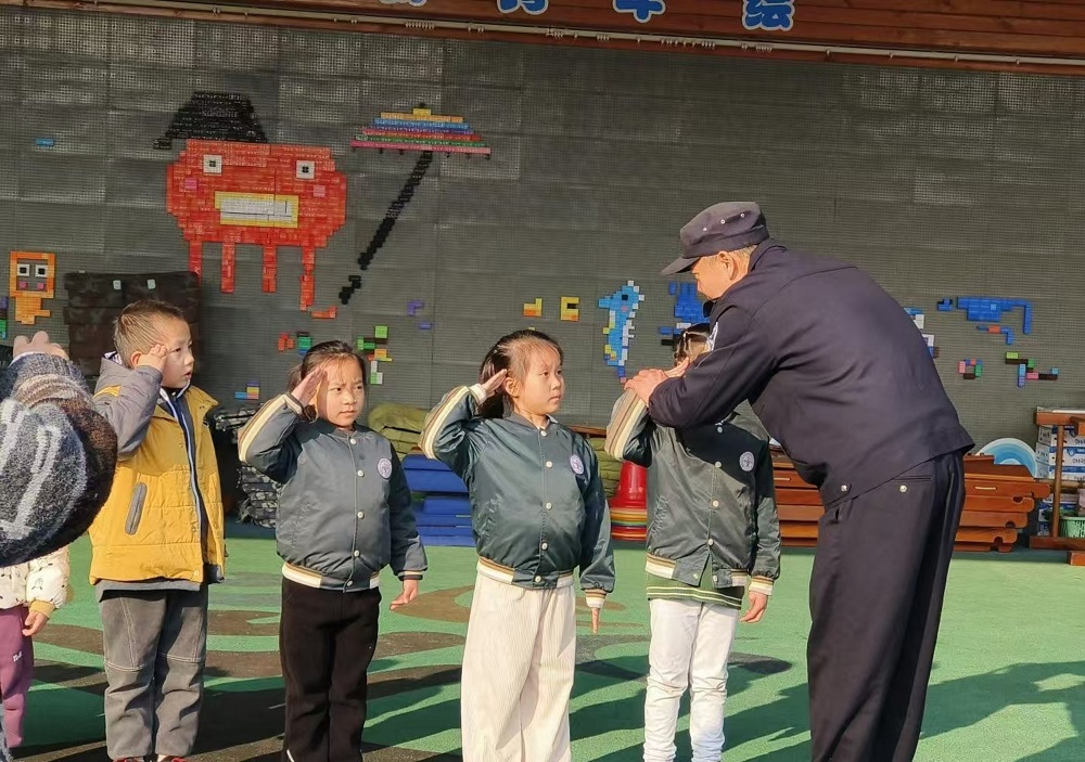 1769485173999755.jpg 1月23日,广西壮族自治区柳州市鱼峰区天湖社区关工开展“寒假安全护童心 民警相伴平安行”安全教育活动31.jpg