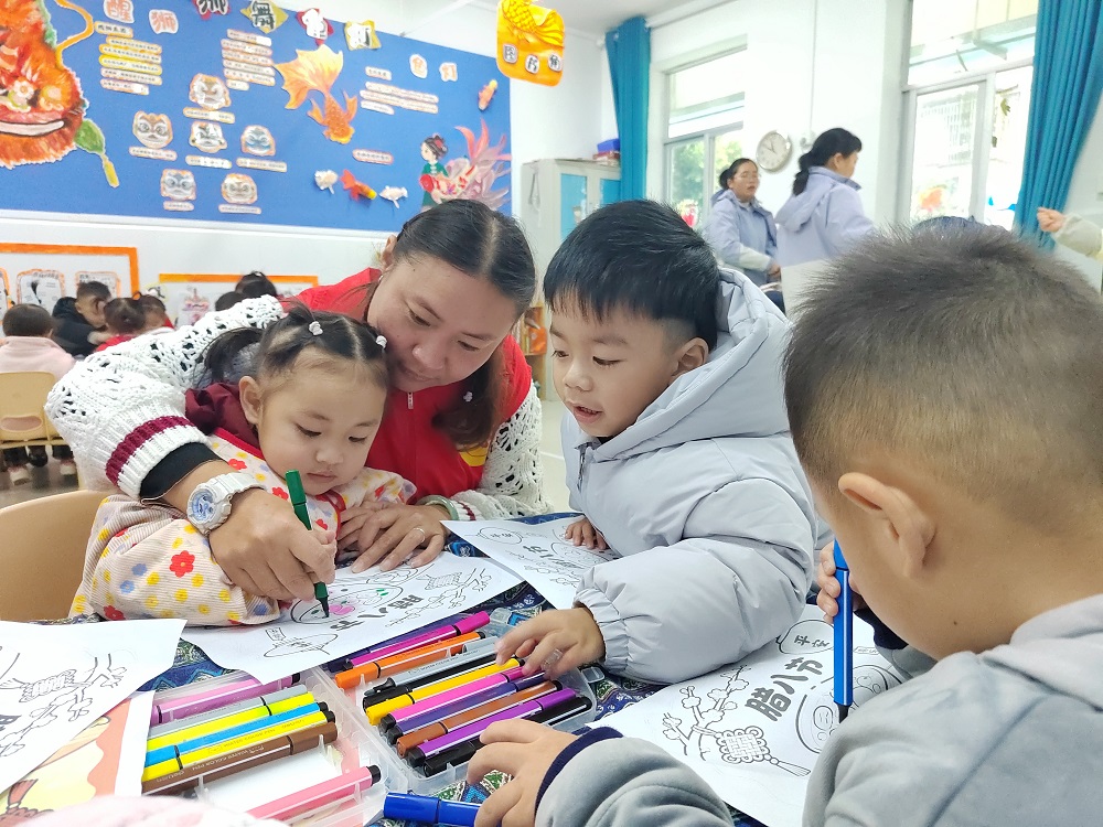 1769485449206601.jpg 1月26日,广西壮族自治区柳州市鱼峰区蟠龙社区关工小组开展“浓情腊八绘童趣 传统文化润童心”涂色画活动。21.jpg