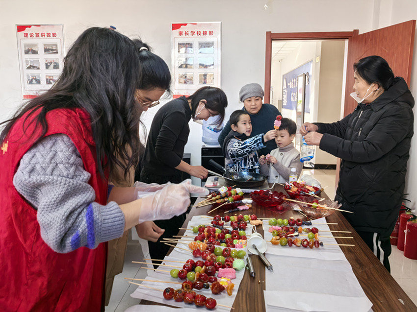 西城街道王府社区“邻里聚首串甜意，非遗传承暖社区”活动照片2_副本.jpg
