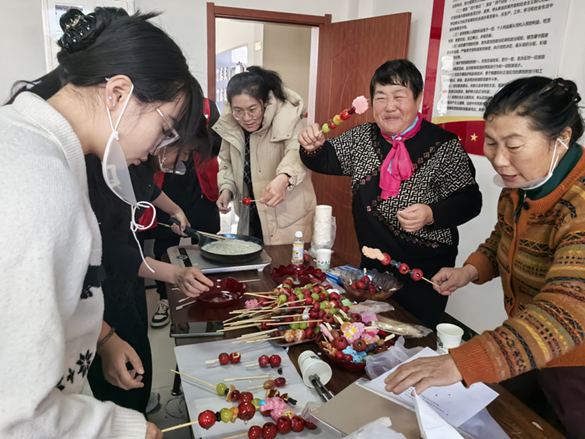 西城街道王府社区“邻里聚首串甜意，非遗传承暖社区”活动照片4_副本.jpg