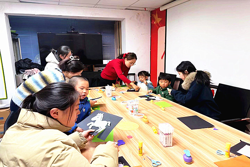 江苏省南京市鼓楼区宁海路街道仙霞路社区关工委开展“驰骋骐骥?势不可挡”亲子手工制作活动(1).jpg