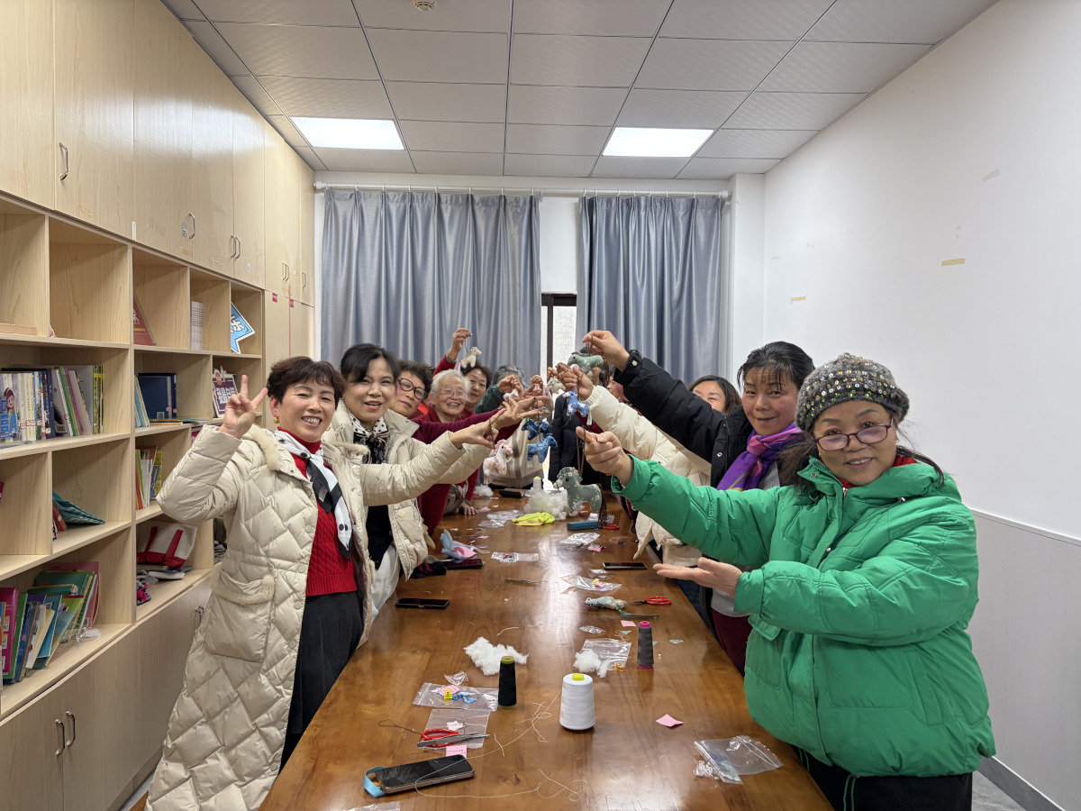 宁波市镇海区：九龙湖镇河源社区关工委开展“巧手缝吉祥 ,骏马迎新春”“五老”志愿者手工主题活动3.jpg