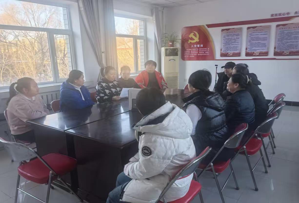 红岗区八百垧街道景山社区关工小组开展“知危险 会避险”交通安全主题教育.jpg