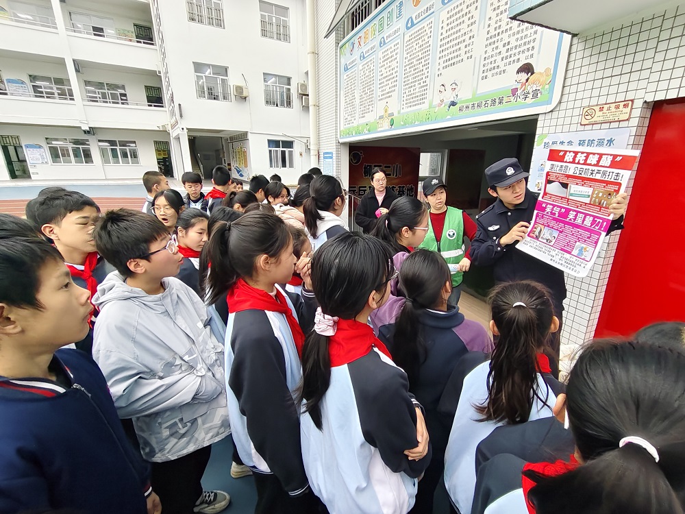 1770090328943629.jpg 民警向学生们展示1.jpg