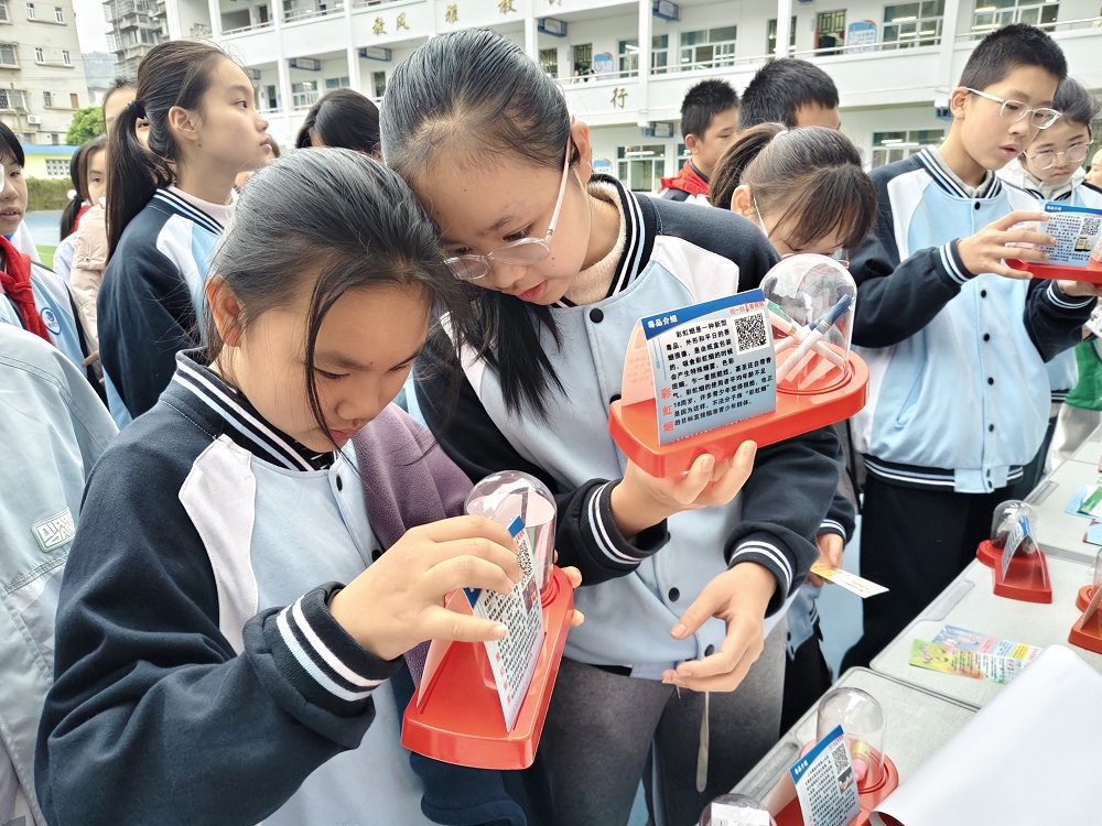 1770090336701444.jpg 学生们认真观看毒品模具1.jpg