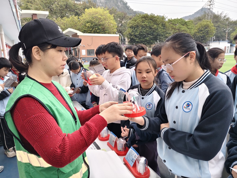 1770090350559805.jpg 志愿者向学生们讲解毒品1.jpg