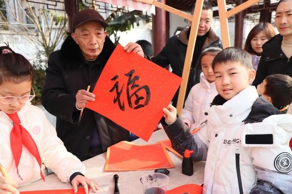 1770103526546030.jpeg 【盛泽镇】目澜社区关工委:我和爸爸一起走弄堂忆先贤3.jpeg