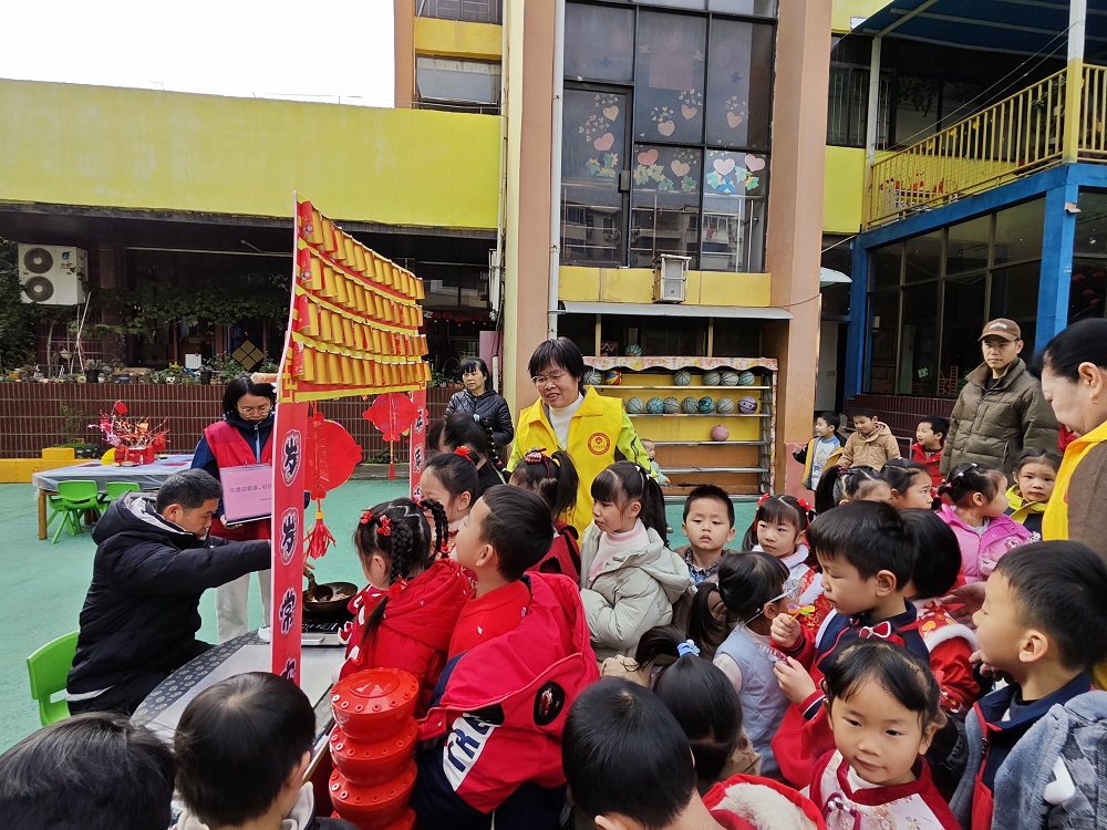 1770108555476128.jpg 【非遗庙会迎新春 传统文化润童心】“糖画”吸引了众多孩子驻足1.jpg