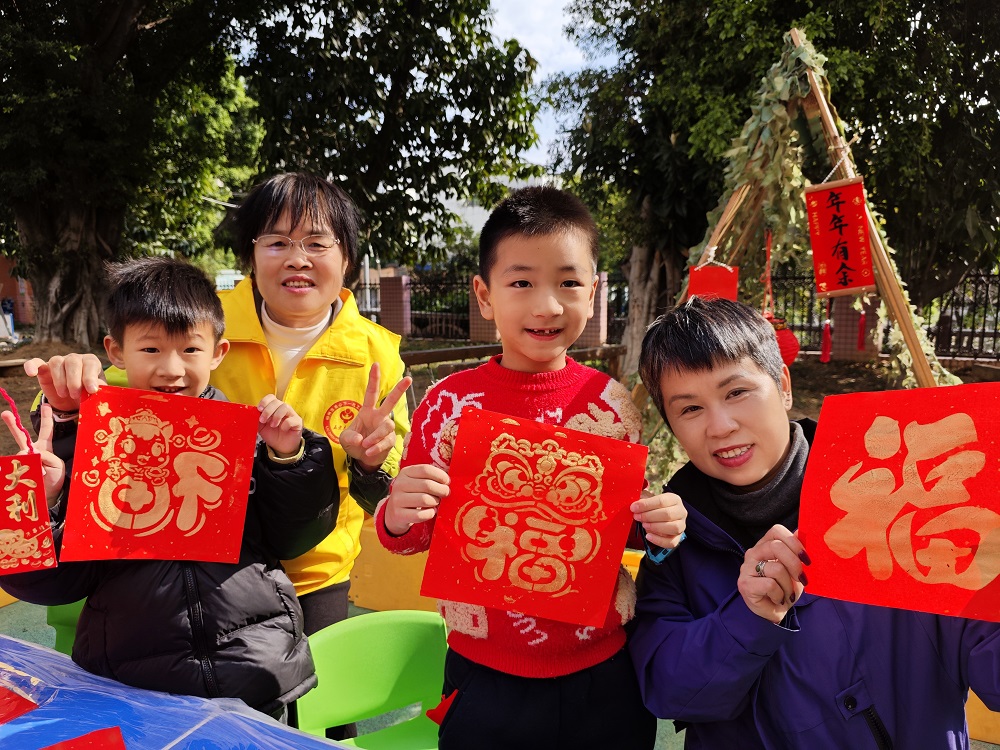 1770108592708768.jpg 【非遗庙会迎新春 传统文化润童心】展示自己的拓印作品1.jpg