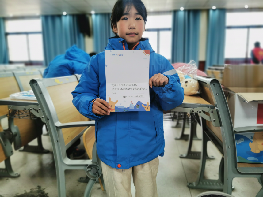 阜南县关工委联合县公益志愿者协会开展“情暖寒冬护童心·爱心帮扶润学子”活动55.png