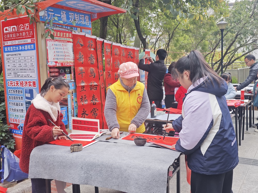 1770193100548803.jpg “五老”志愿者和孩子们写春联1.jpg