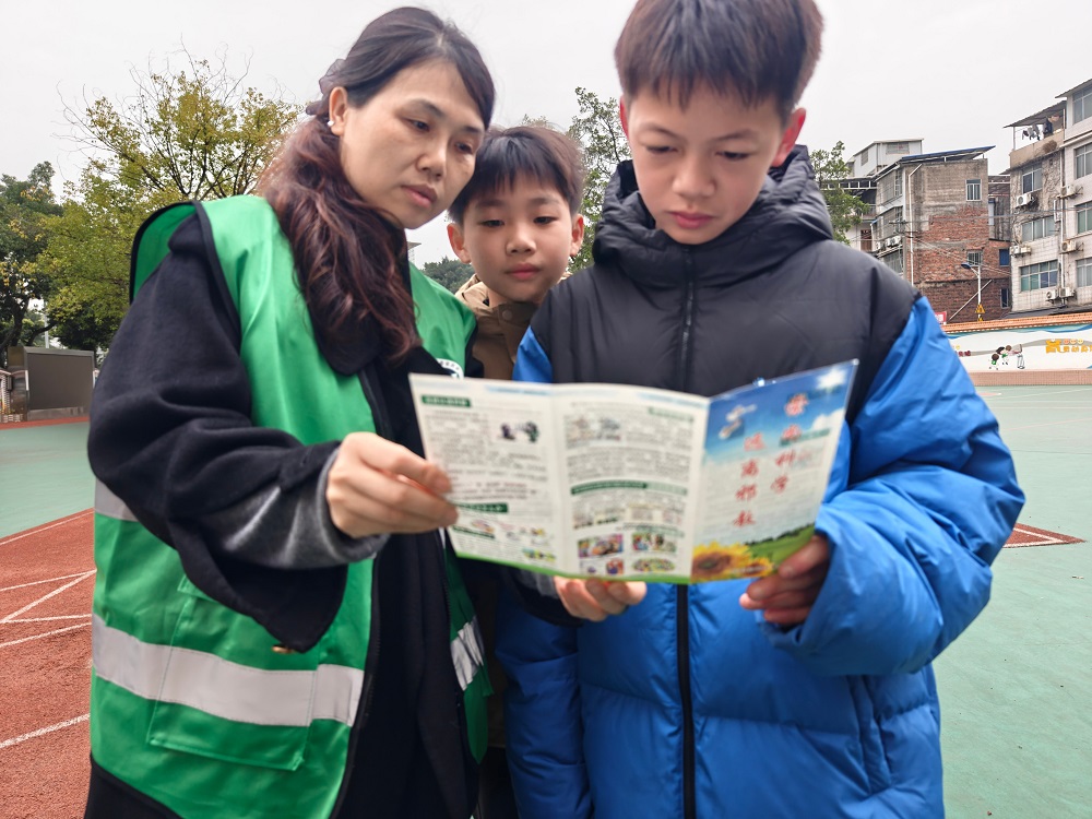 1770193405857619.jpg 2月3日,广西壮族自治区柳州市鱼峰区红锋社区关工领导小组联合天马派出所开展“青春无邪 护航成长”反邪教宣传进校园活动 (3)1.jpg