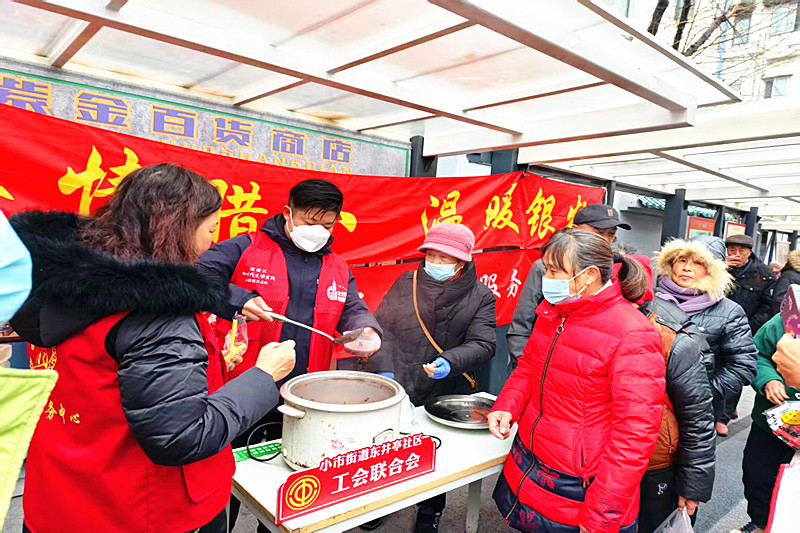 1770207788944340.jpg 江苏省南京市鼓楼区小市街道东井亭社区关工委:腊八粥香暖人心,“五老”相伴传温情(1).jpg