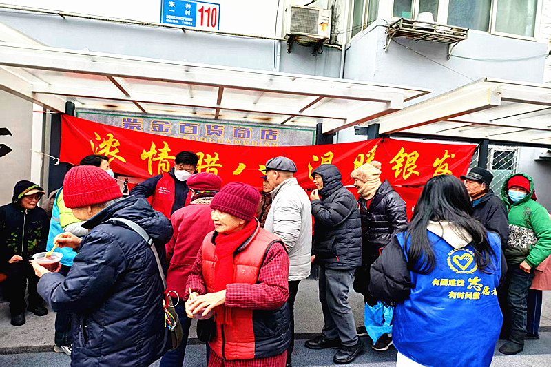 1770207796545554.jpg 江苏省南京市鼓楼区小市街道东井亭社区关工委:腊八粥香暖人心,“五老”相伴传温情(2).jpg