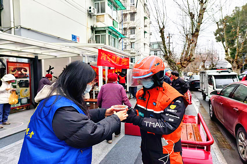 1770207803206805.jpg 江苏省南京市鼓楼区小市街道东井亭社区关工委:腊八粥香暖人心,“五老”相伴传温情(3).jpg