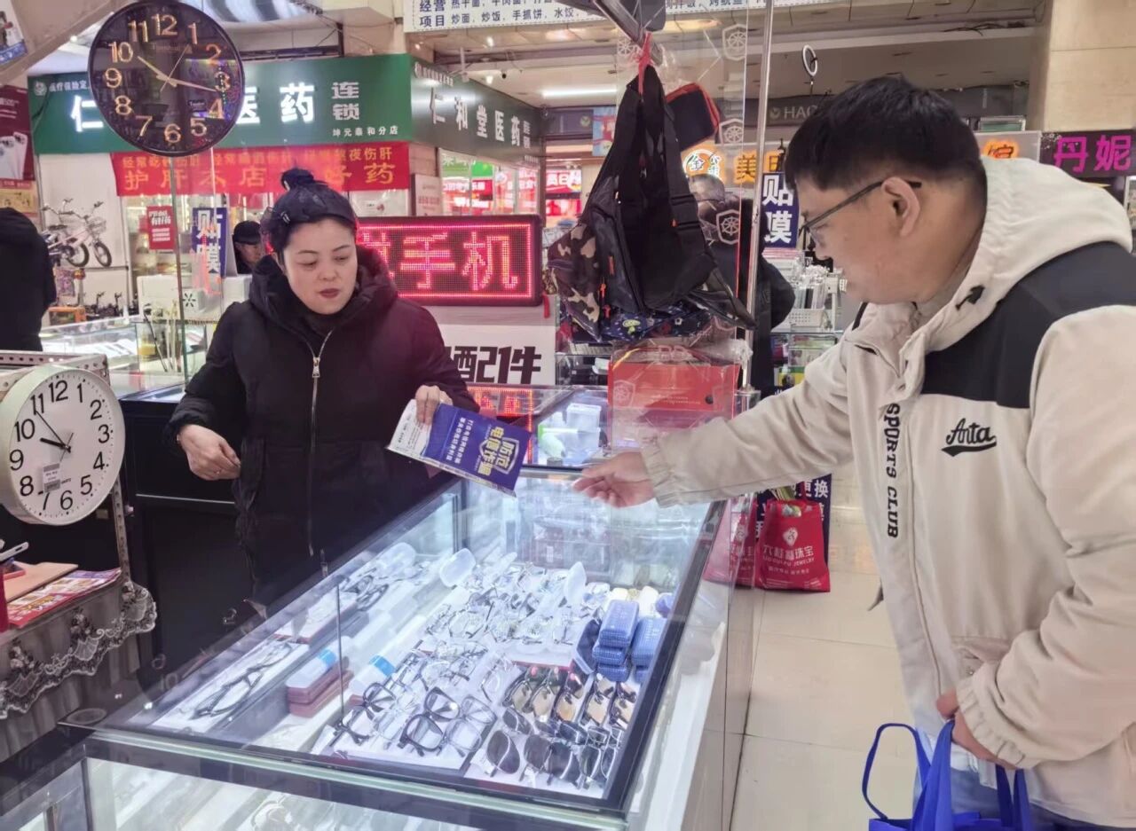 1770254036453216.jpg 黑龙江省牡丹江市宁安市东京城镇关工委联合司法所组织开展“法治护航民生 普法点亮文明”综合性普法宣传活动2.jpg