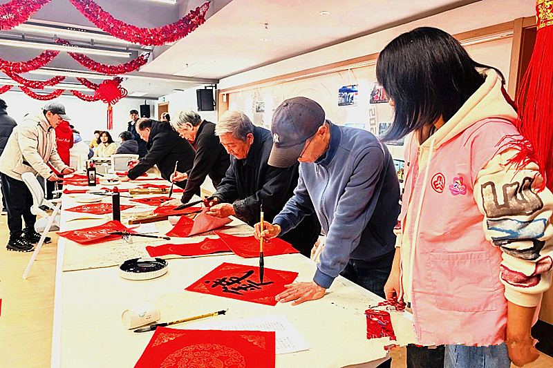 玄武区老年体协书画专委会开展送春联进社区活动(3).jpg