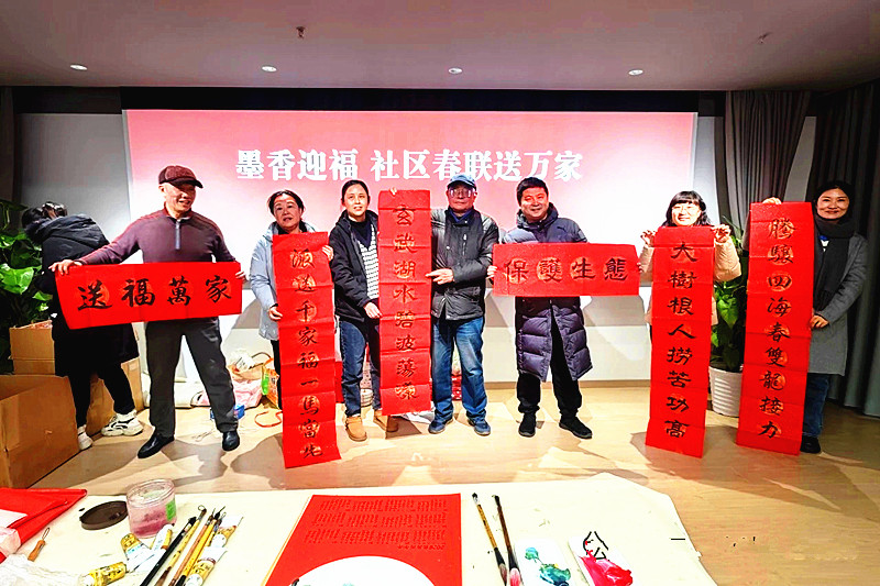 玄武区老年体协书画专委会开展送春联进社区活动(4).jpg