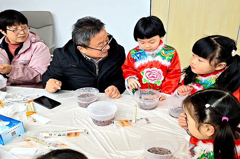 江苏省南京市六合区雄州街道旭光社区关工委开展“情暖旭光，粥蒜飘香”腊八节亲子活动(2).jpg