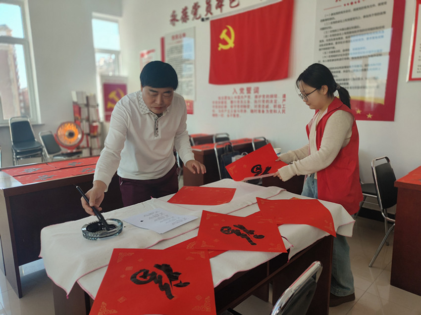 西城街道锦绣社区“骏马迎春送福至 ，墨香锦绣暖人心”送福活动照片5_副本.jpg
