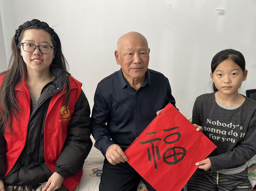 云杉路街道元电社区“童笔绘福传美德，“五老”情暖夕阳红”新春慰问活动照片3_副本.jpg