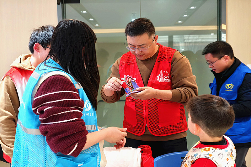 1770284966426224.jpg 江苏省南京市鼓楼区小市街道线路新村社区青少年冬令营活动“点亮科学的能量钥匙”(2).jpg